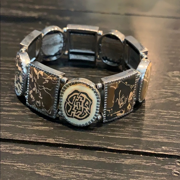 Cameo-Like Style Bracelet - Picture 2 of 7